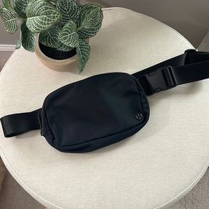 Lululemon Everywhere Belt Bag
